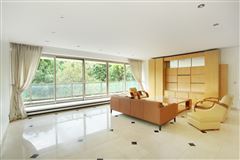 A LUXURIOUS RESIDENCE FACING THE WOODS OFFERS A WIDE SOUTH-FACING BALCONY