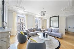 THOUGHTFULLY REMODELED APARTMENT