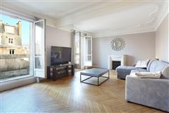 AN IDEAL PIED A TERRE NEAR THE SHOPS AND AMENITIES