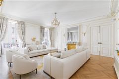 MAGNIFICENT APARTMENT IN A PRIME LOCATION