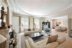 FULL-FLOOR APARTMENT IN THE VANEAU NEIGHBOURHOOD