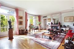 BEAUTIFULLY APPOINTED APARTMENT BATHED IN SUNSHINE ENJOYS AN OPEN VIEW