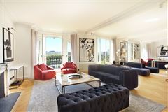FLOOR THROUGH APARTMENT WITH SUPERB VIEW
