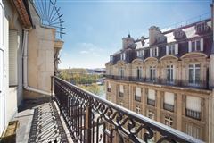 BRIGHT AND SPACIOUS APARTMENT ENJOYING VIEWS OF THE EIFFEL TOWER AND THE SEINE