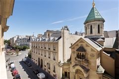 THIS ELEGANT AND SPACIOUS APARTMENT IS BEAUTIFULLY LOCATED