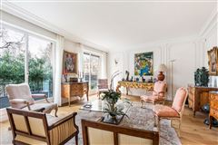 RECENTLY RENOVATED FIRST FLOOR APARTMENT