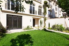 SUNNY MANSION IN PRIVATE GATED COMMUNITY