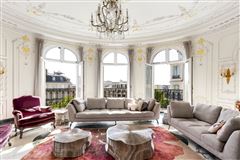 PARTICULARLY REFINED APARTMENT