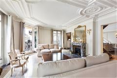 BRIGHT AND SPACIOUS DUPLEX ON THE TOP FLOORS