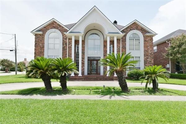 A Luxury Home In The Heart Of Metairie Mansions For Sale