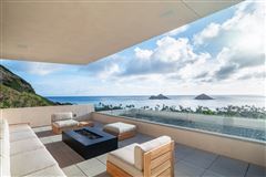 CONTEMPORARY ELEGANCE IN STUNNING LANIKAI SETTING