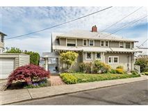 CLASSIC PORTLAND HEIGHTS HOME WITH BEAUTIFUL CITY AND MOUNTAIN VIEWS