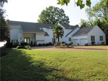 OUTSTANDING PRIVATE JAMES RIVER WATERFRONT ESTATE