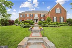 TRADITION AND ELEGANCE IN THIS 18TH CENTURY MANOR HOUSE