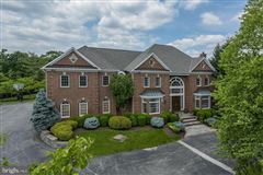 ELEGANT ENTERTAINING AND COMFORTABLE LIVING