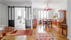 CHARMING CROSSING APARTMENT COMBINING THE OLD PARISIAN CHARM AND CONTEMPORARY LINES
