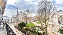 ELEGANT APARTMENT OVERLOOKING THE PALAIS GALLIERA SQUARE