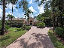 PRIVATE ESTATE RESIDENCE IN THE HEART OF NORTH NAPLES