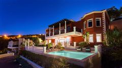 LUXURY VILLA MEETS MODERN ISLAND LIVING