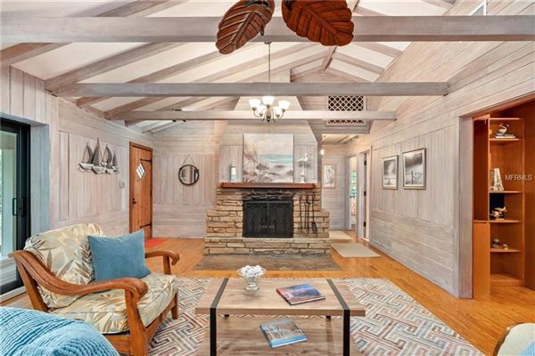 体验这座美丽的海滩别墅的温暖和魅力 luxury homes