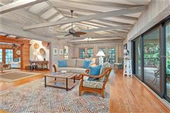 Mansions in 体验这座美丽的海滩别墅的温暖和魅力