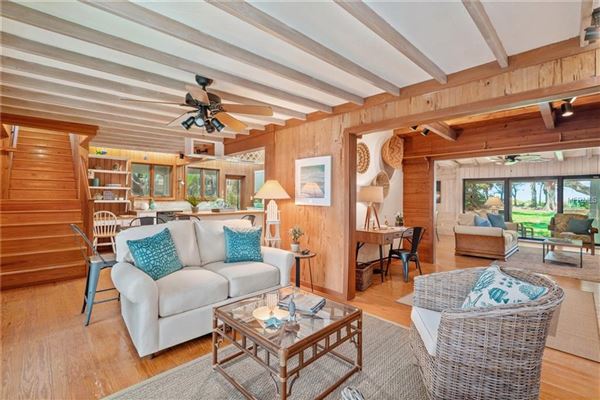 体验这座美丽的海滩别墅的温暖和魅力 mansions