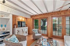 体验这座美丽的海滩别墅的温暖和魅力 luxury homes