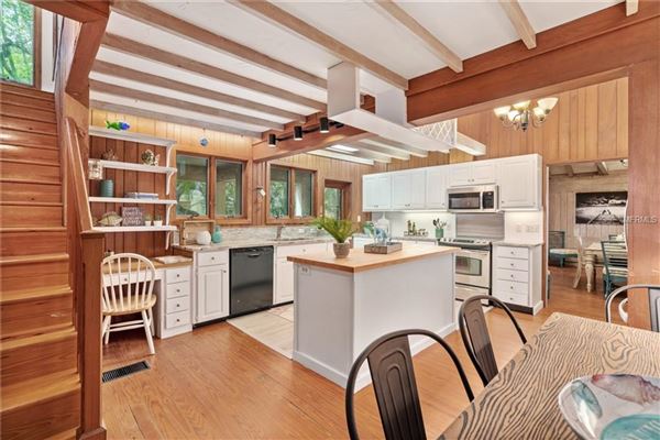 Mansions in 体验这座美丽的海滩别墅的温暖和魅力