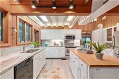 体验这座美丽的海滩别墅的温暖和魅力 luxury real estate