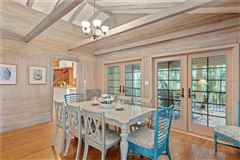 体验这座美丽的海滩别墅的温暖和魅力 luxury properties