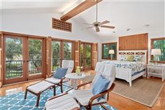 体验这座美丽的海滩别墅的温暖和魅力 mansions