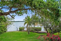 体验这座美丽的海滩别墅的温暖和魅力 luxury homes