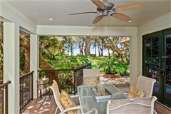 体验这座美丽的海滩别墅的温暖和魅力 luxury real estate