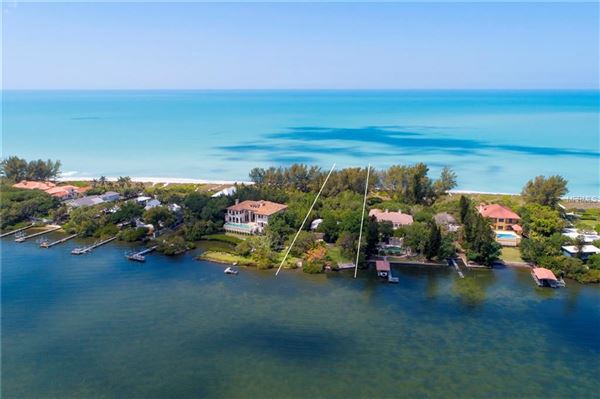 体验这座美丽的海滩别墅的温暖和魅力 luxury homes