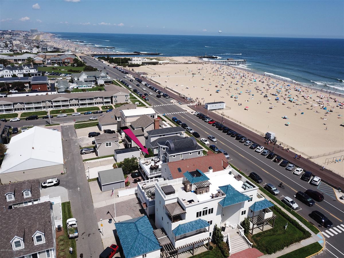 COMPLETELY RENOVATED AND BEAUTIFULLY DESIGNED OCEANFRONT RESIDENCE New Jersey Luxury Homes