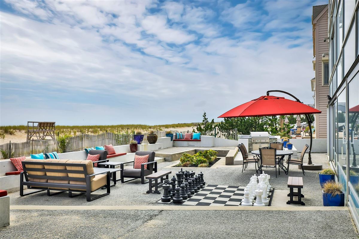 MODERN OCEANFRONT ELEGANCE ON A DOUBLE LOT New Jersey Luxury Homes