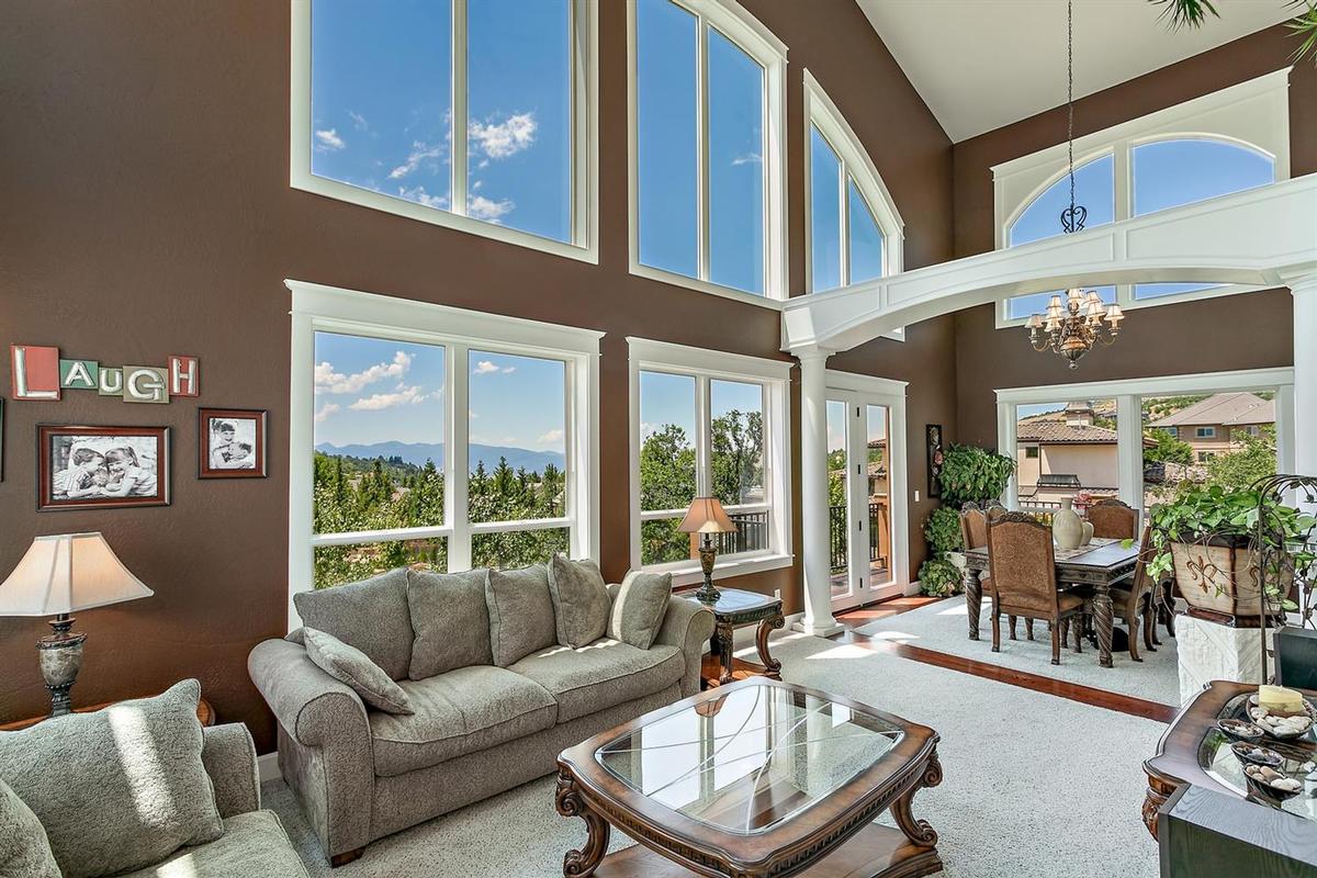 ELEGANT EAST MEDFORD HILLS HOME | Oregon Luxury Homes ...