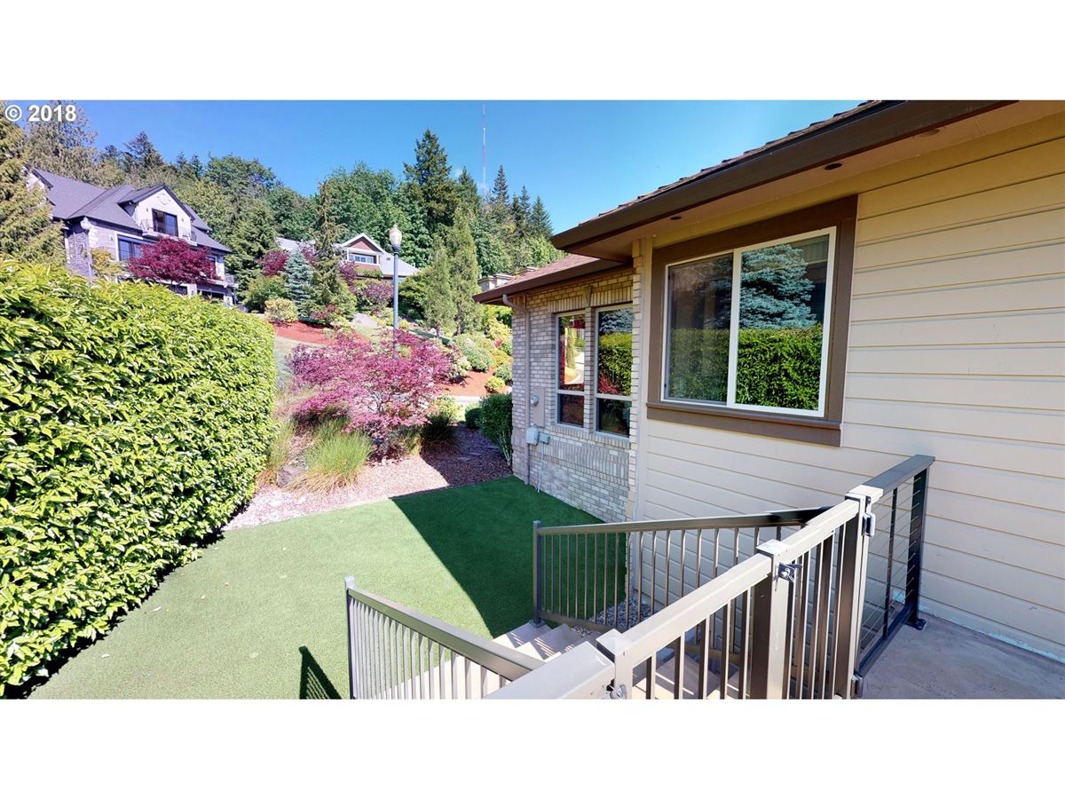 CUSTOM CONTEMPORARY ON QUIET CUL DE SAC Oregon Luxury Homes