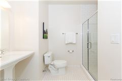 Luxury real estate 住在底特律市中心的豪华公寓