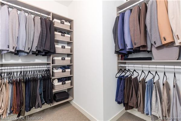 Luxury real estate 住在底特律市中心的豪华公寓