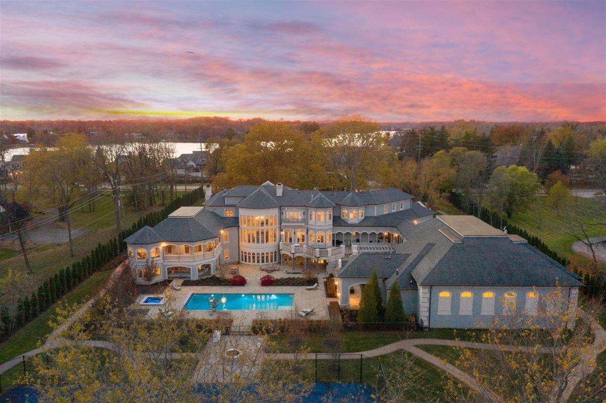 ONEOFAKIND FOUR ACRE BLOOMFIELD ESTATE Michigan Luxury Homes