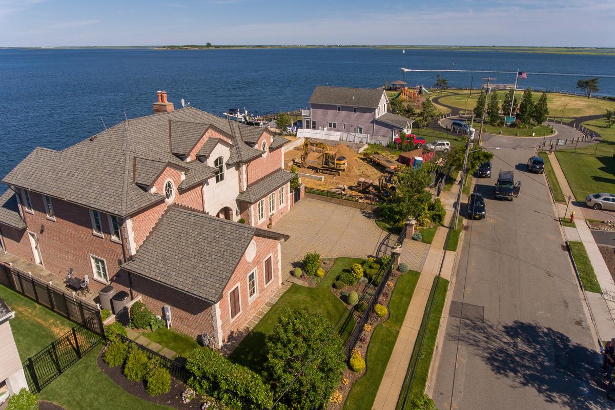 MASSAPEQUA MAJESTIC BRICK BAYFRONT HOME New York Luxury Homes