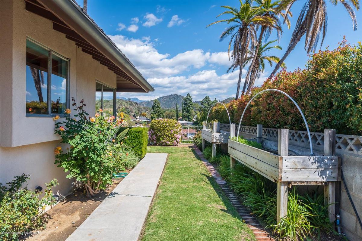 SPACIOUS MIDCENTURY SINGLESTORY HOME California Luxury Homes