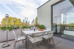 Luxury properties 位于黄金地段的独特顶层公寓