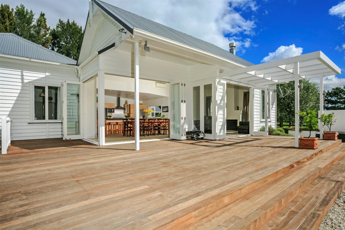 WONDERFUL COUNTRYSIDE LIVING IN KUMEU New Zealand Luxury Homes