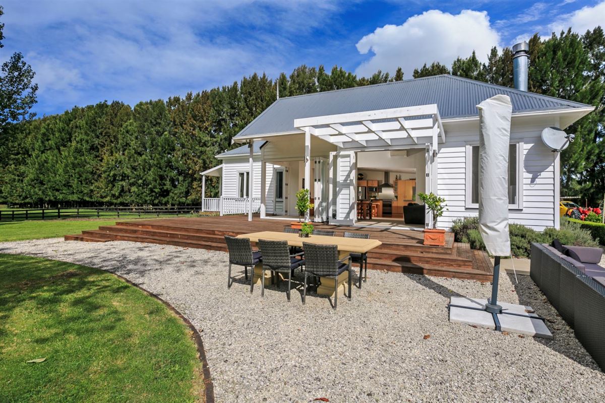 WONDERFUL COUNTRYSIDE LIVING IN KUMEU | New Zealand Luxury Homes ...