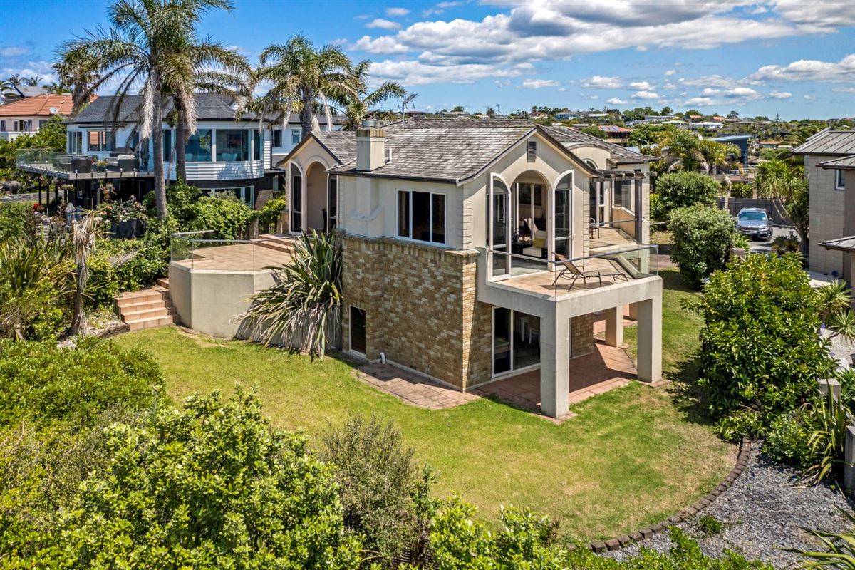 ABSOLUTE WATERFRONT CLIFF TOP New Zealand Luxury Homes Mansions For