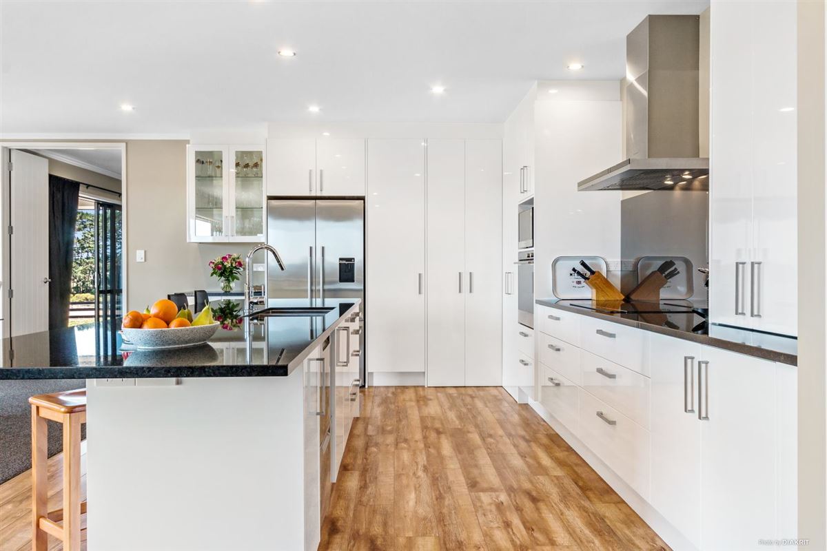 Spacious North Facing Waterside Home New Zealand Luxury Homes Mansions For Sale Luxury Portfolio