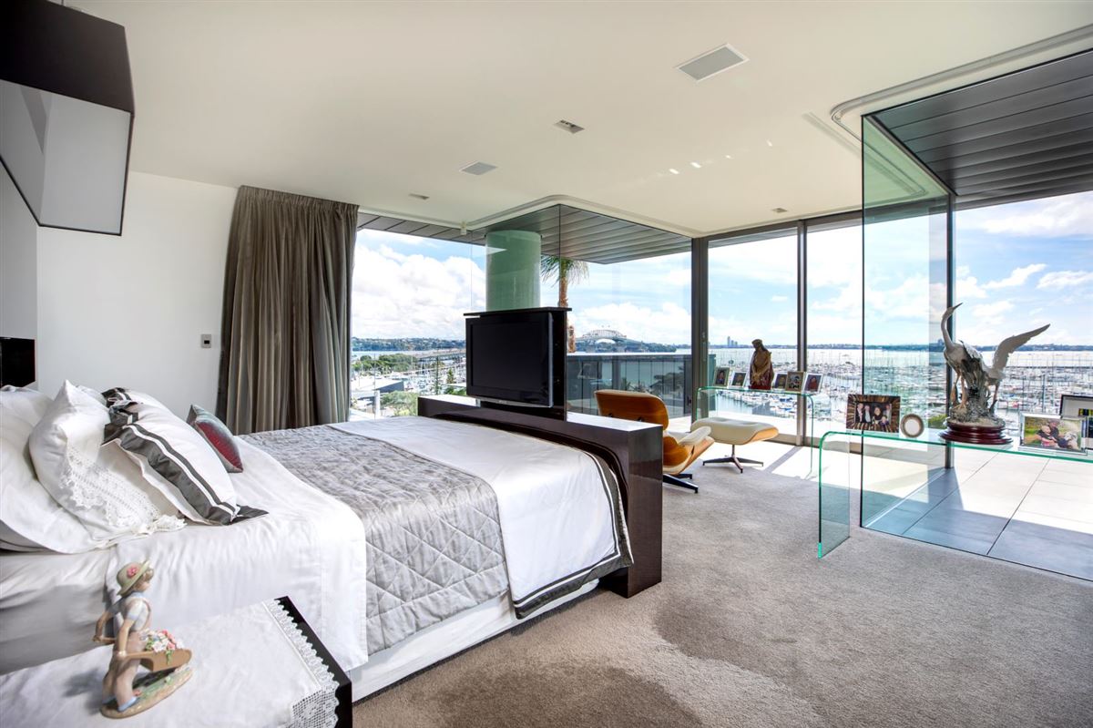 Mansions in sumptuous contemporary home