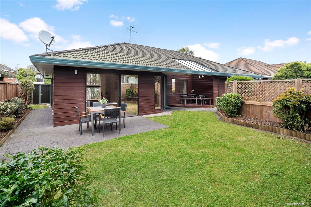 PRIVATE 1980S ONE LEVEL, CEDAR HOME | New Zealand Luxury Homes ...